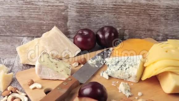 多萝蓝白奶酪配坚果和蜂蜜视频的预览图