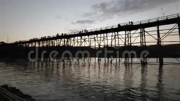 SapanMon桥下午在Tha的KanchanaburiSangkhlaburi区横跨河流的木桥视频的预览图