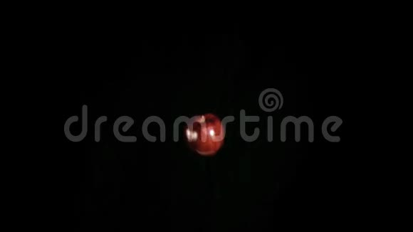 红苹果在超级慢动作中坠落视频的预览图