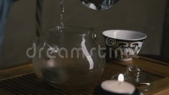 中国茶道把沸水倒入视频的预览图