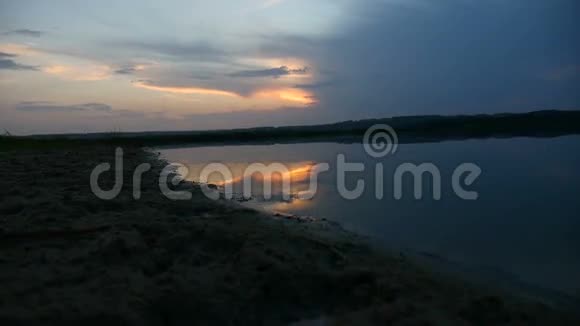 背景山中夕阳湖水自然景观视频的预览图
