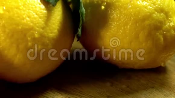 木板上有叶子的柠檬视频的预览图
