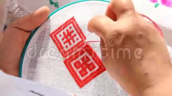 刺绣几何纹饰红线视频的预览图