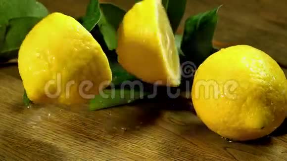木板上有叶子的柠檬视频的预览图