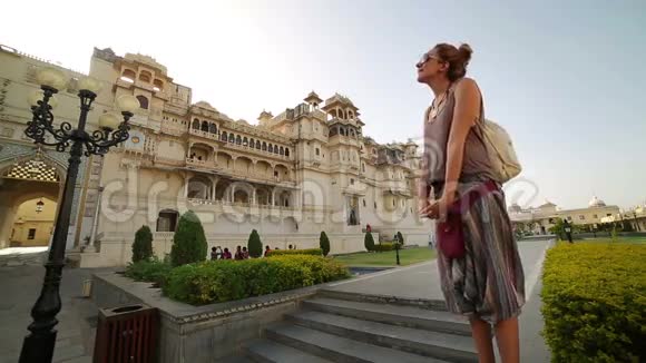 女游客在乌达普尔宫视频的预览图