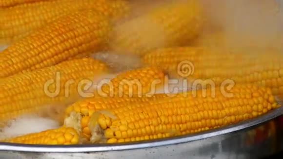 在大锅里煮玉米的脚印视频的预览图
