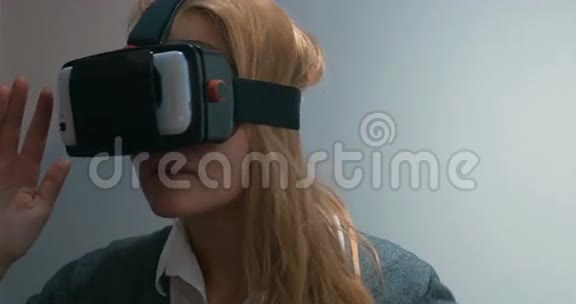 虚拟现实眼镜中的女人视频的预览图