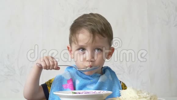 小孩用勺子吃汤视频的预览图