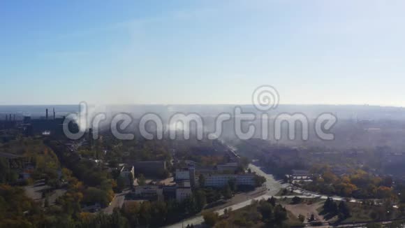 城市上空的烟雾环境污染视频的预览图