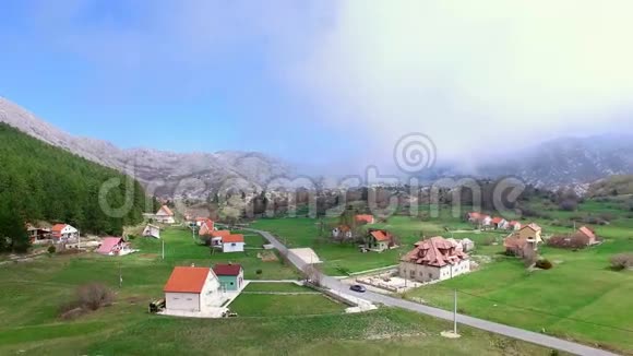 的房子和山里的村庄Njegusi村视频的预览图