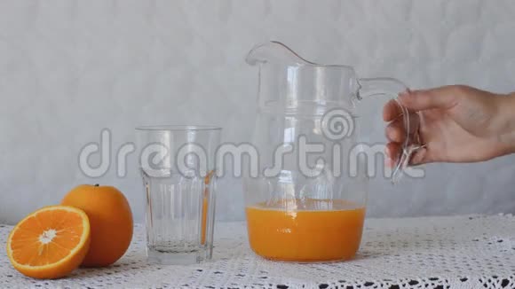 橙汁倒入大玻璃视频的预览图