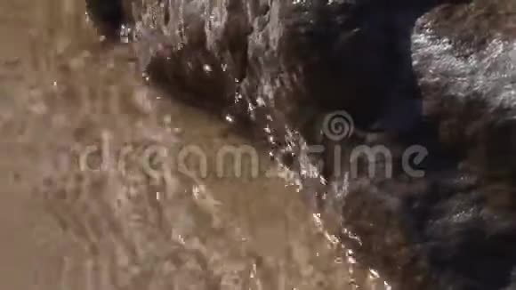 在夏季刮风的日子里海浪冲刷波罗的海沿岸的石头视频的预览图