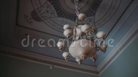 吊灯挂在天花板上视频的预览图