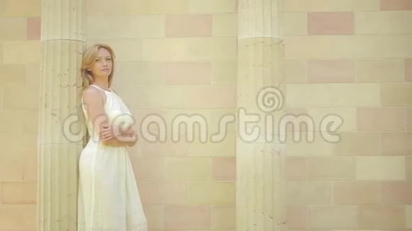 美丽的女孩走在阿拉伯宫殿上旅游概念白色蕾丝礼服视频的预览图