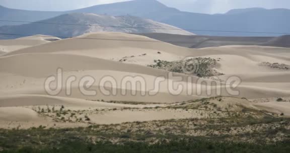 遥远的沙漠沙丘在滚滚的云下视频的预览图