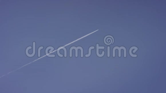 大客机超音速飞机在晴朗的蓝天高空飞行留下长长的白色小径白色飞机飞行视频的预览图