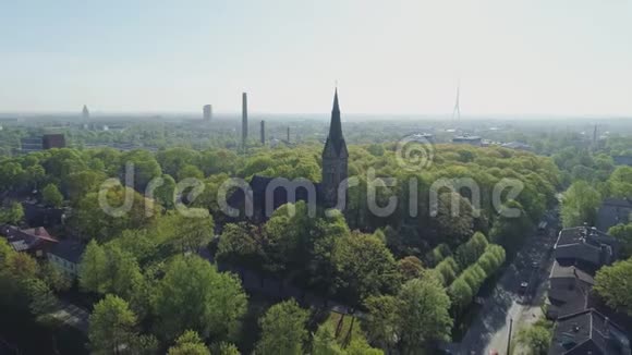 老教堂里加城历史欧洲小镇日落和建筑与道路和汽车交通无人机飞行视频的预览图