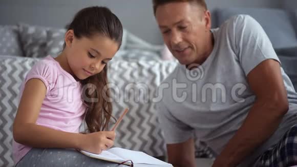 可爱的女孩和她父亲一起休息视频的预览图