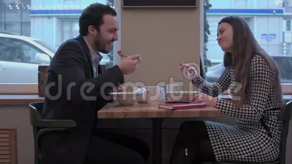 商务夫妇在咖啡馆享用午餐视频的预览图