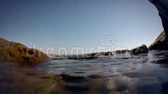 岩石海岸上的冲浪浪潮特写视频的预览图