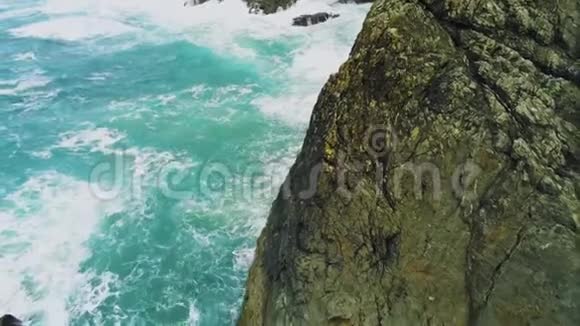凯尔特海航空无人机飞行中康沃尔海岸的奇妙景观视频的预览图