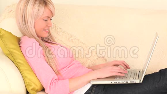 金发女人在笔记本上聊天视频的预览图
