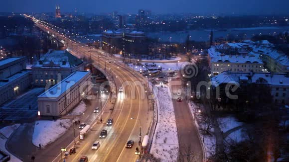 华沙夜街的车辆流动视频的预览图
