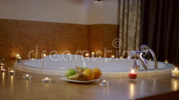 餐盘的景观水果站在按摩浴缸附近视频的预览图