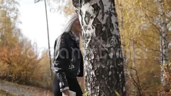 在秋天公园散步的女人视频的预览图