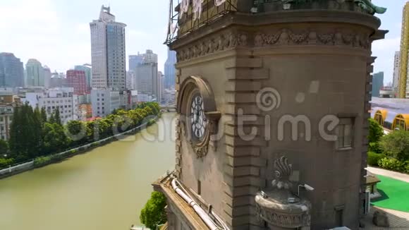 中国上海2016年7月空中无人机观上海邮局大楼与时钟雕塑视频的预览图