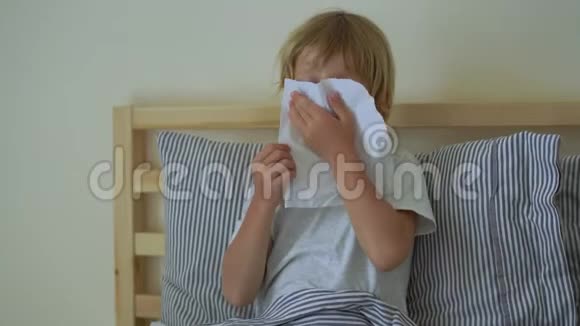 在床上生病的小男孩婴儿流感概念视频的预览图