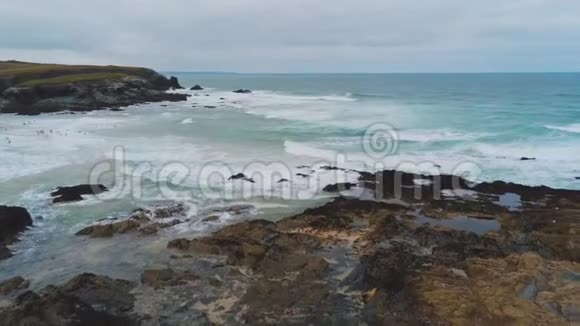 英格兰康沃尔海岸的岩石峭壁令人惊叹视频的预览图
