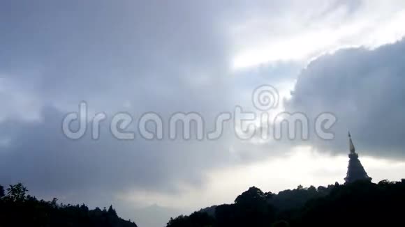 云在山脉的宝塔上移动视频的预览图