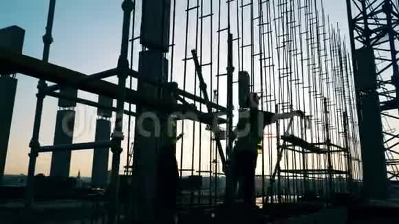 工程师在建筑工地工作安装电线杆视频的预览图