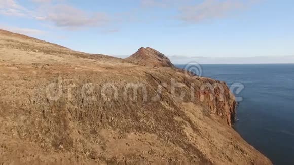 在马德拉岛的索洛伦科半岛上空飞行鸟瞰视频的预览图