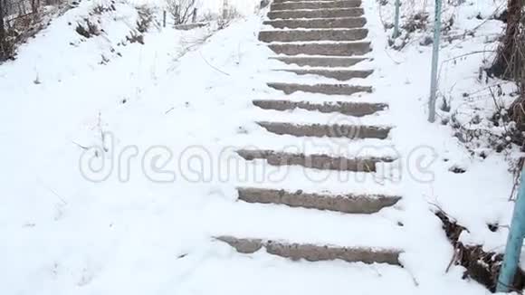 乡村的碎楼梯视频的预览图