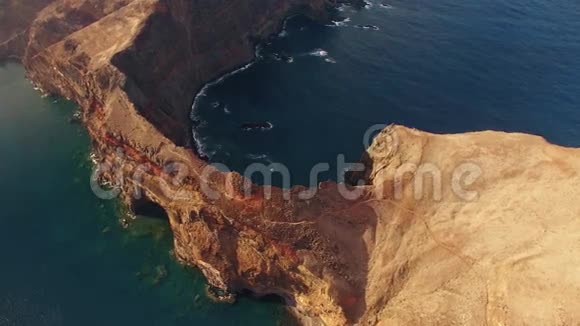 在马德拉岛的索洛伦科半岛上空飞行鸟瞰视频的预览图