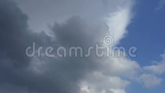 壮观的云层覆盖天空阿尔托丘黄昏视频的预览图