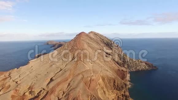 在马德拉岛的索洛伦科半岛上空飞行鸟瞰视频的预览图