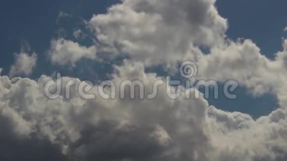 移动的云和蓝天视频的预览图