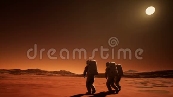 太空服中的三名宇航员探索火星视频的预览图
