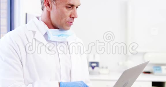牙医在牙科诊所用笔记本电脑视频的预览图