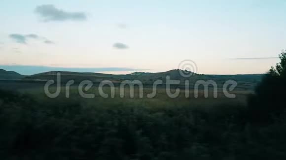 穿过火车窗口的乡村景象视频的预览图
