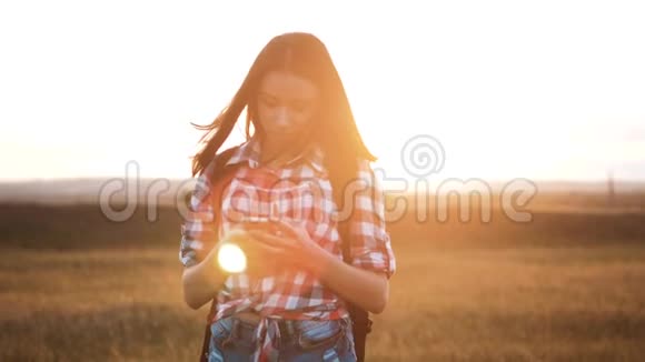hipsterhiker剪影女孩行走游子在手机智能手机上搜索位置导航找到正确的方法视频的预览图