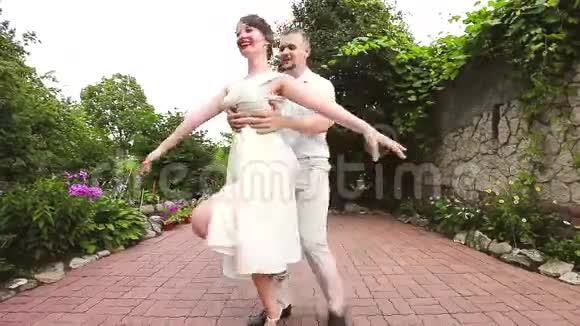 现代复古风格的新娘舞视频的预览图