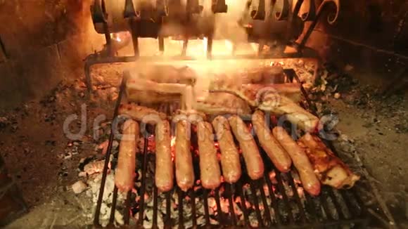 在壁炉的热煤上煮的大香肠视频的预览图