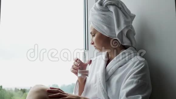 穿着浴袍头戴毛巾的女孩视频的预览图