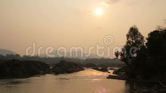 老挝柬埔寨边境湄公河老挝约4000个岛屿视频的预览图