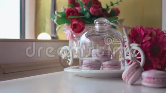 粉红色的法国马卡龙玻璃下的木板柔和的焦点背景甜的沙漠在咖啡馆里视频的预览图
