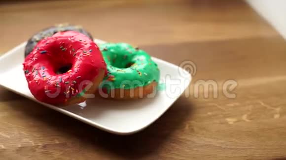 盘子里有五颜六色的甜甜圈视频的预览图